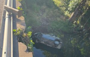 VEHÍCULO CAE A RÍO EN SAN MIGUEL TRAS PERDER EL CONTROL EN LA PANAMERICANA