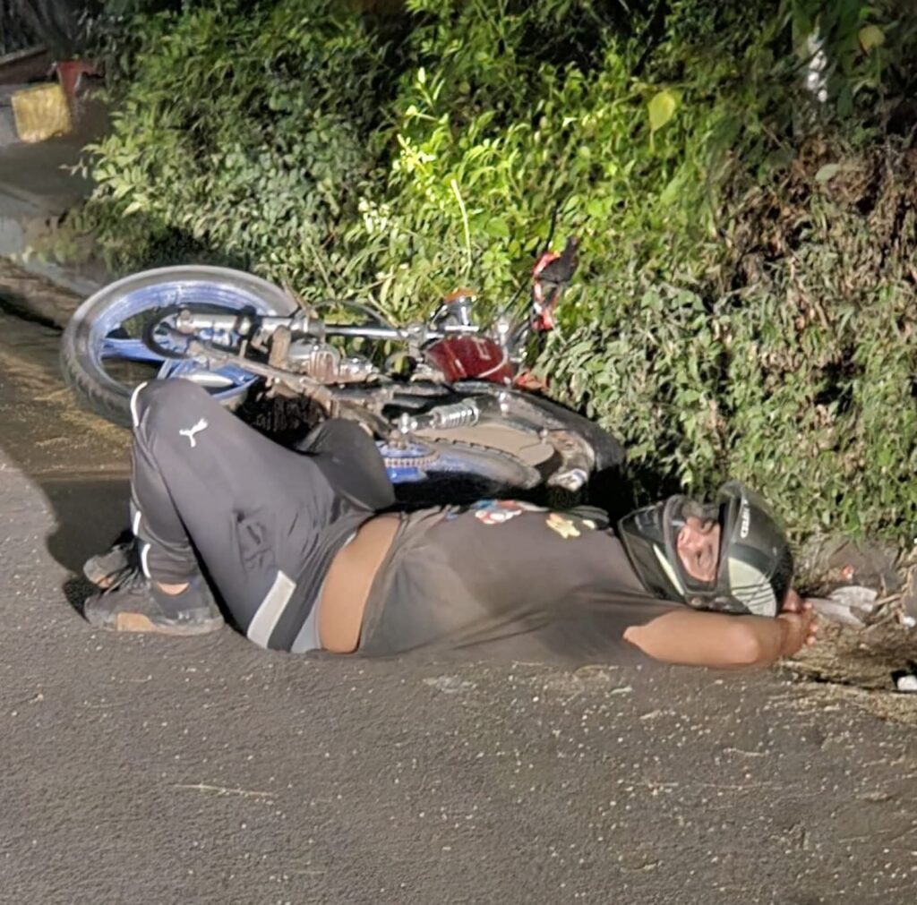 MOTOCICLISTA EBRIO SE QUEDA DORMIDO JUNTO A SU MOTOCICLETA