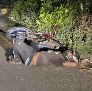 MOTOCICLISTA EBRIO SE QUEDA DORMIDO JUNTO A SU MOTOCICLETA