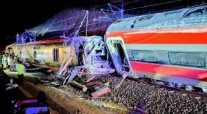 CHOQUE DE TRENES DEJA 39 MUERTOS Y MÁS DE 150 HERIDOS EN ESPAÑA