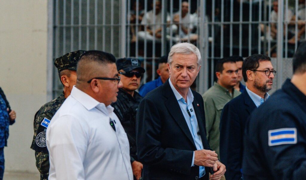 FUTURO PRESIDENTE DE CHILE ELOGIA SISTEMA CARCELARIO SALVADOREÑO
