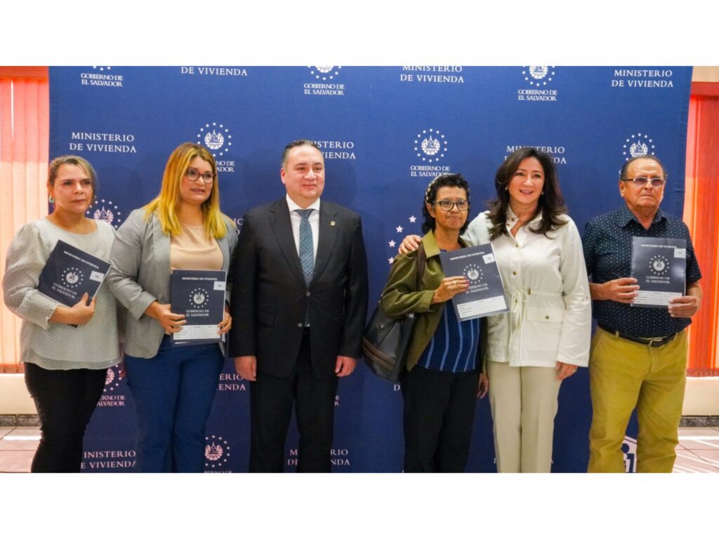 FAMILIAS RECIBEN ESCRITURAS TRAS AÑOS DE ESPERA LUEGO DE SER ESTAFADAS