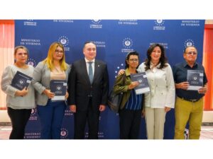 FAMILIAS RECIBEN ESCRITURAS TRAS AÑOS DE ESPERA LUEGO DE SER ESTAFADAS