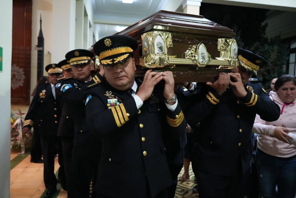EMOTIVO HOMENAJE AL NOVENO POLICÍA ASESINADO EN GUATEMALA