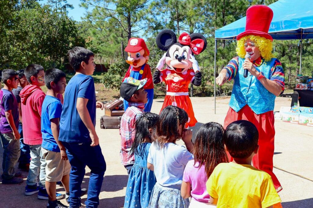 REYES MAGOS LLEGAN A RANCHO QUEMADO: GOBIERNO ENTREGA REGALOS