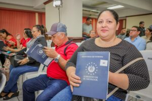 GOBIERNO RESUELVE DEUDA HISTÓRICA: ENTREGA ESCRITURAS A 156 FAMILIAS ESTAFADAS POR ARGOZ