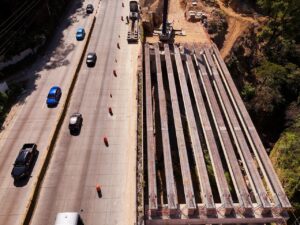 LOS CHORROS: INSTALAN VIGAS EN EL VIADUCTO FRANCISCO MORAZÁN Y AVANZAN AMPLIACIONES