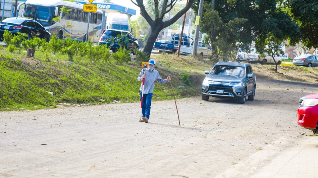 ¡INICIAN OBRAS EN SANTA ANA CENTRO! ALCALDÍA PAVIMENTA CALLE ANEXA A BULEVAR «LOS 44»