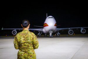 MINISTRA KARLA TRIGUEROS VERIFICA DESCARGA DE 345,000 UNIFORMES ESCOLARES PARA 2026