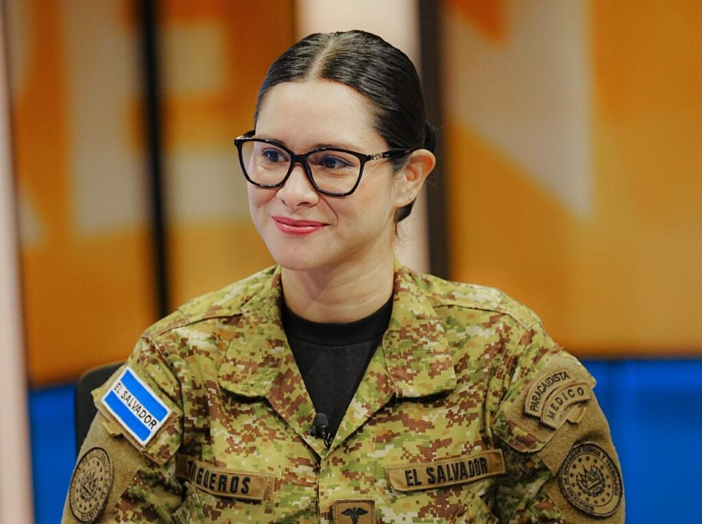 «NO SE HA DEJADO DE COMPRAR ÚTILES, ZAPATOS NI UNIFORME A PRODUCTORES NACIONALES.»