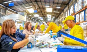 GOBIERNO ACELERA EL ENSAMBLAJE DE PAQUETES ESCOLARES CON TECNOLOGÍA INCLUIDA