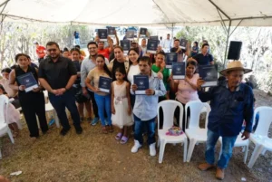 FAMILIAS DE CABAÑAS RECIBEN TÍTULOS DE PROPIEDAD COMO PARTE DE PROGRAMA HABITACIONAL