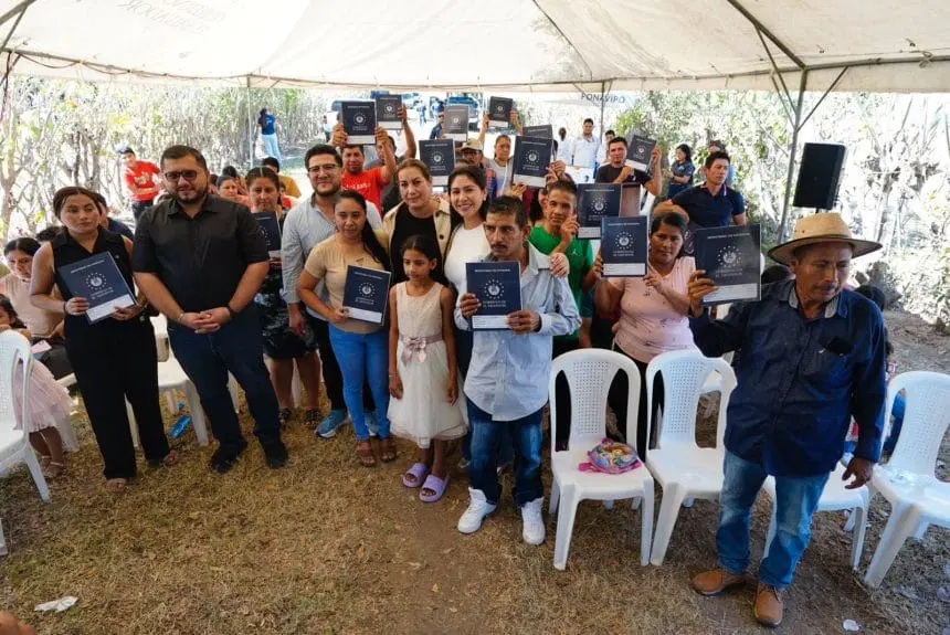 FAMILIAS DE CABAÑAS RECIBEN TÍTULOS DE PROPIEDAD COMO PARTE DE PROGRAMA HABITACIONAL