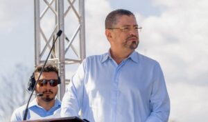 “SOLO LOS TONTOS CREEN TENER LOS REMEDIOS CASEROS» DICE PRESIDENTE DE COSTA RICA SOBRE VISITA DE BUKELE