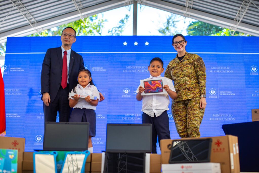 EMBAJADA DE CHINA ENTREGA 344 MIL DISPOSITIVOS PARA FORTALECER LOS PAQUETES ESCOLARES EN EL SALVADOR