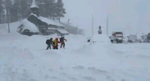AVALANCHA SORPRENDE A ESQUIADORES Y DESATA OPERATIVO DE RESCATE EN CONDICIONES EXTREMAS