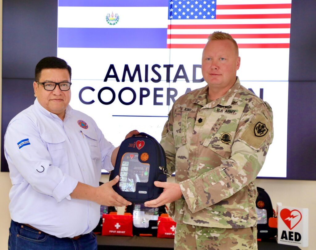 ESTADOS UNIDOS DONA A EL SALVADOR DESFIBRILADORES A PROTECCIÓN CIVIL