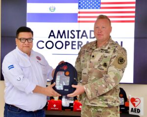 ESTADOS UNIDOS DONA A EL SALVADOR DESFIBRILADORES A PROTECCIÓN CIVIL