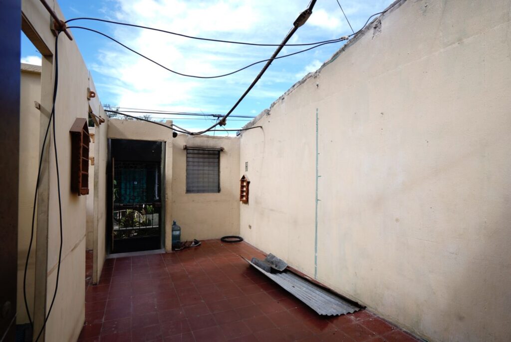 MINISTERIO DE VIVIENDA REPARA TECHOS EN COMUNIDADES COMO VILLA KIWANIS, SOYAPANGO