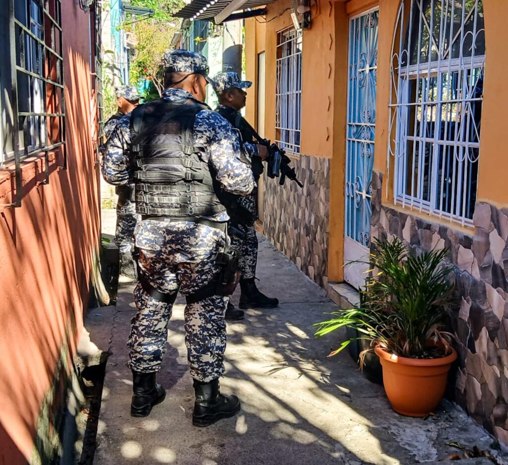POLICÍA VERIFICA QUE VIVIENDAS EN CUSCATANCINGO ESTÉN HABITADAS LEGALMENTE
