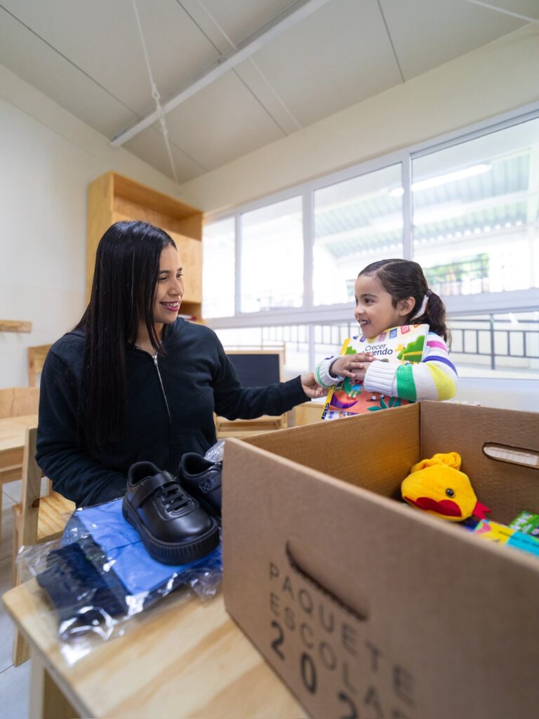 AVANZA CON ÉXITO LA ENTREGA DE PAQUETES ESCOLARES A NIVEL NACIONAL