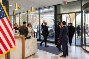 NAYIB BUKELE RECIBE APLAUSOS EN WASHINGTON POR SU MENSAJE DE HUMILDAD Y SABIDURÍA