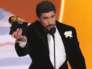 BAD BUNNY ROMPE BARRERAS Y SE CONVIERTE EN EL PRIMER LATINO EN GANAR EL GRAMMY AL ÁLBUM DEL AÑO