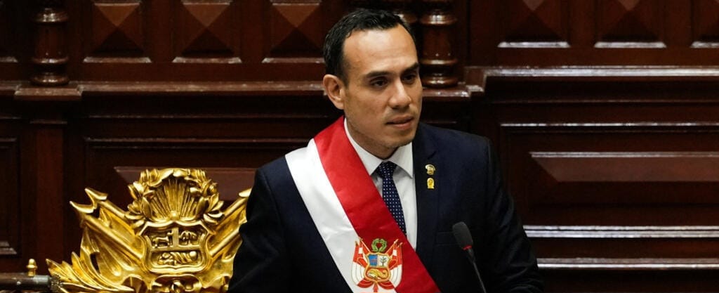 PERÚ VUELVE AL BORDE DEL CAOS: CONGRESO DESTITUYE A PRESIDENTE TRAS ESCÁNDALO POLÍTICO