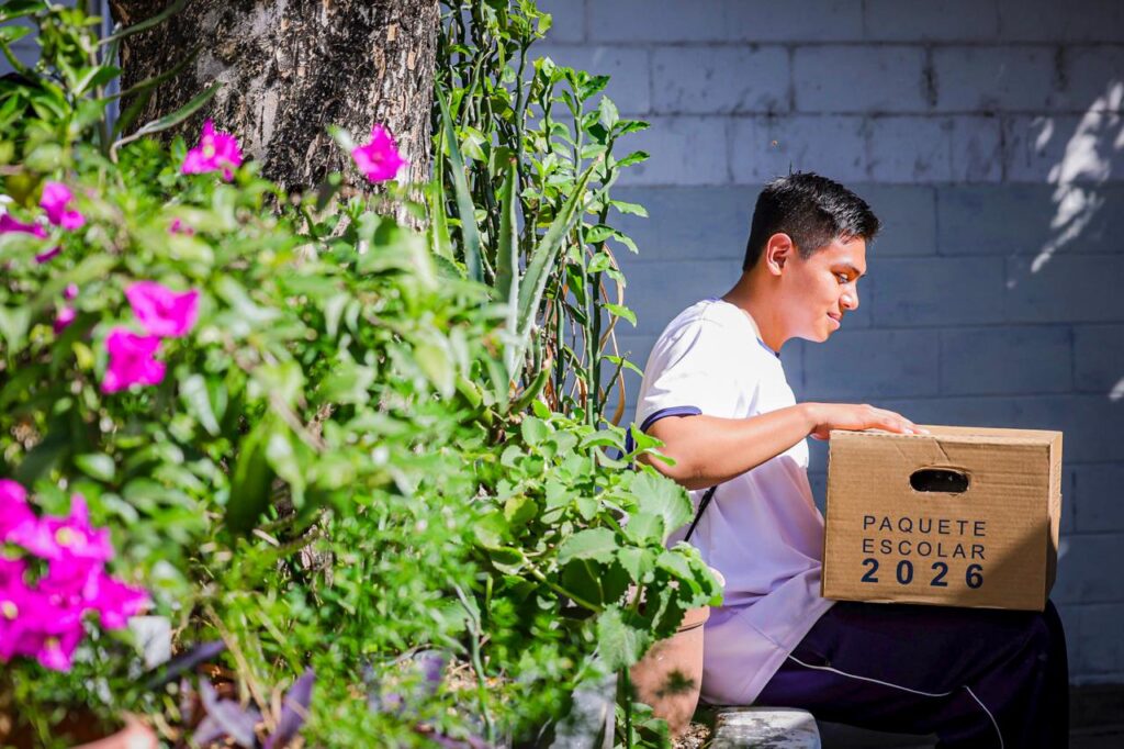 ESTUDIANTES DE BACHILLERATO EN CIUDAD DELGADO RECIBEN PAQUETE ESCOLAR