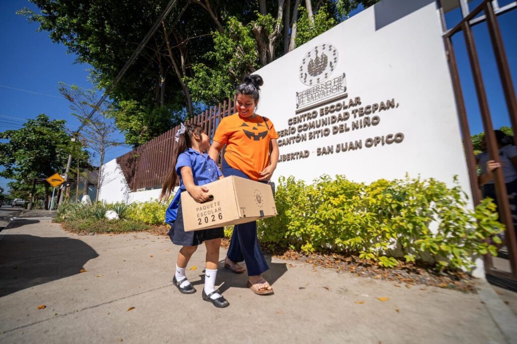 ENTREGAN PAQUETES ESCOLARES A ESTUDIANTES EN LA LIBERTAD CENTRO