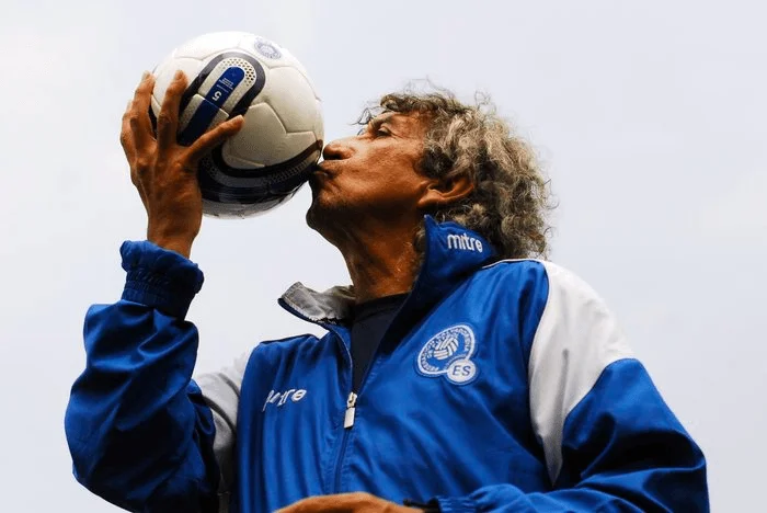 A SUS 68 AÑOS, EL “MÁGICO” GONZÁLEZ SIGUE SIENDO ORGULLO DEL FÚTBOL SALVADOREÑO