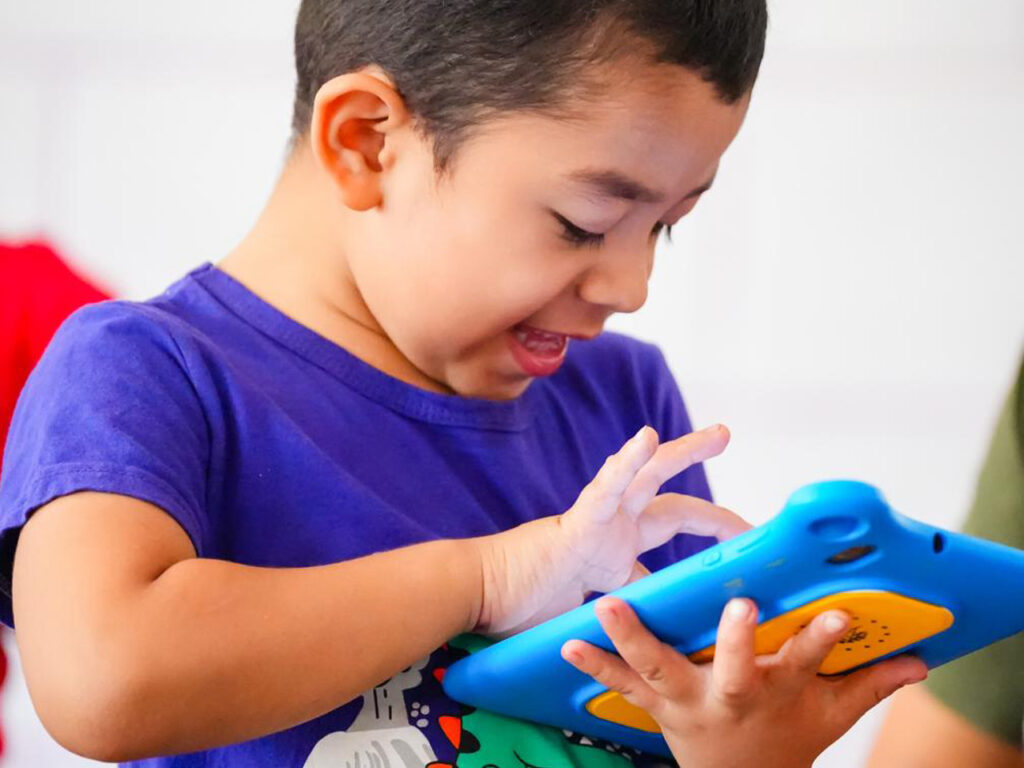 PAQUETES ESCOLARES CON TECNOLOGÍA LLEGAN A IZALCO
