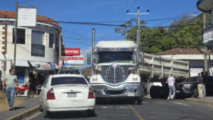 VEHÍCULO MAL ESTACIONADO PROVOCA ACCIDENTE CON RASTRA EN MORAZÁN