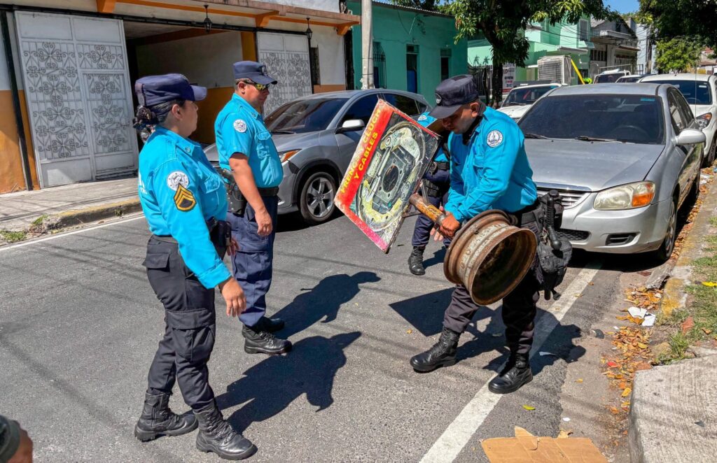 CAM RETIRA OBSTÁCULOS Y LIBERA CALLES EN LOS ALREDEDORES DEL PARQUE CENTENARIO