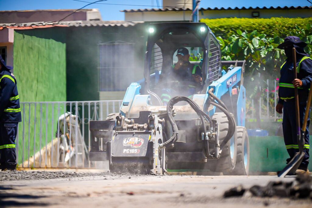 ALCALDÍA YA ESTÁ TRABAJANDO: PAVIMENTAN LA 20 CALLE PONIENTE EN SANTA ANA CENTRO