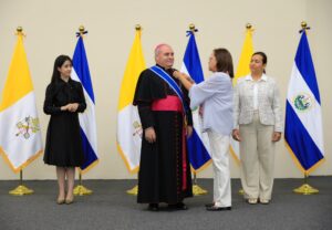 EL SALVADOR HONRA A NUNCIO SALIENTE CON ALTA DISTINCIÓN DIPLOMÁTICA
