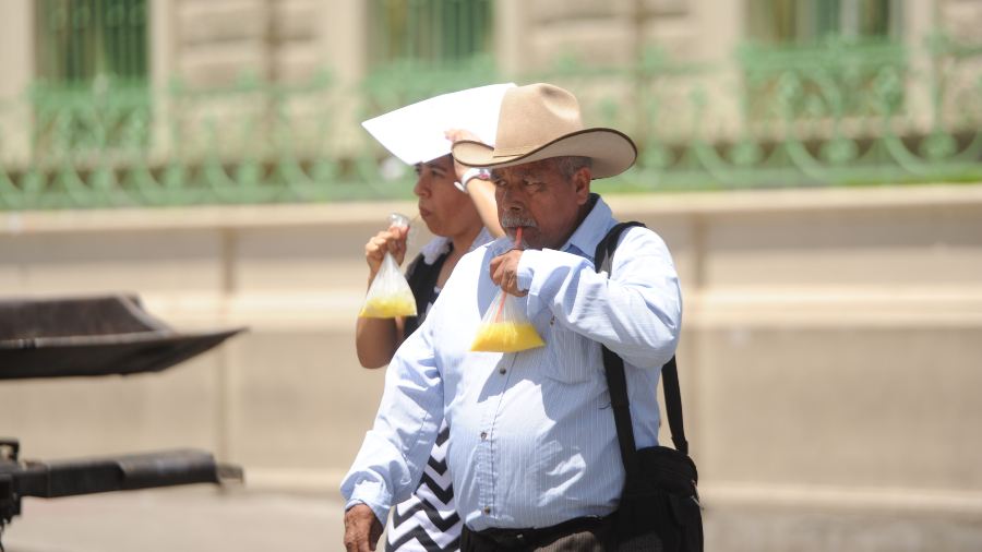 OLA DE CALOR GOLPEA EL SALVADOR: ADVIERTEN TEMPERATURAS DE HASTA 40°C