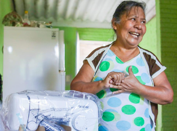 APOYAN A EMPRENDEDORA CON ENTREGA DE MÁQUINA DE COSER EN ILOPANGO