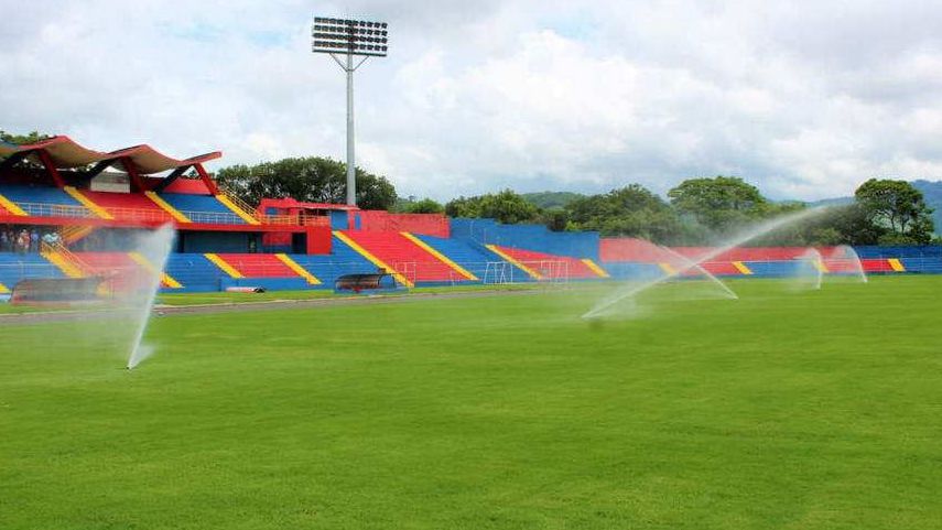 ASAMBLEA AVALA FONDOS PARA QUE ÓSCAR QUITEÑO DE SANTA ANA SEA RENOVADO