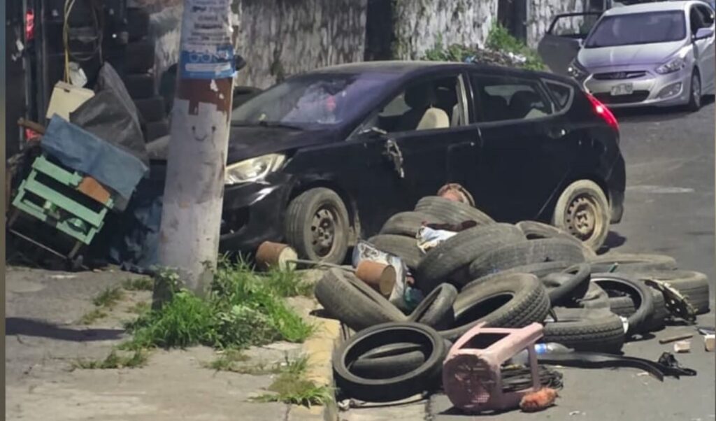 DEJAN VEHÍCULO ABANDONADO TRAS PERCANCE EN MEJICANOS
