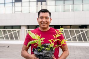SALVADOREÑOS ACUDEN A STANDS DE MOP VERDE EN SAN SALVADOR