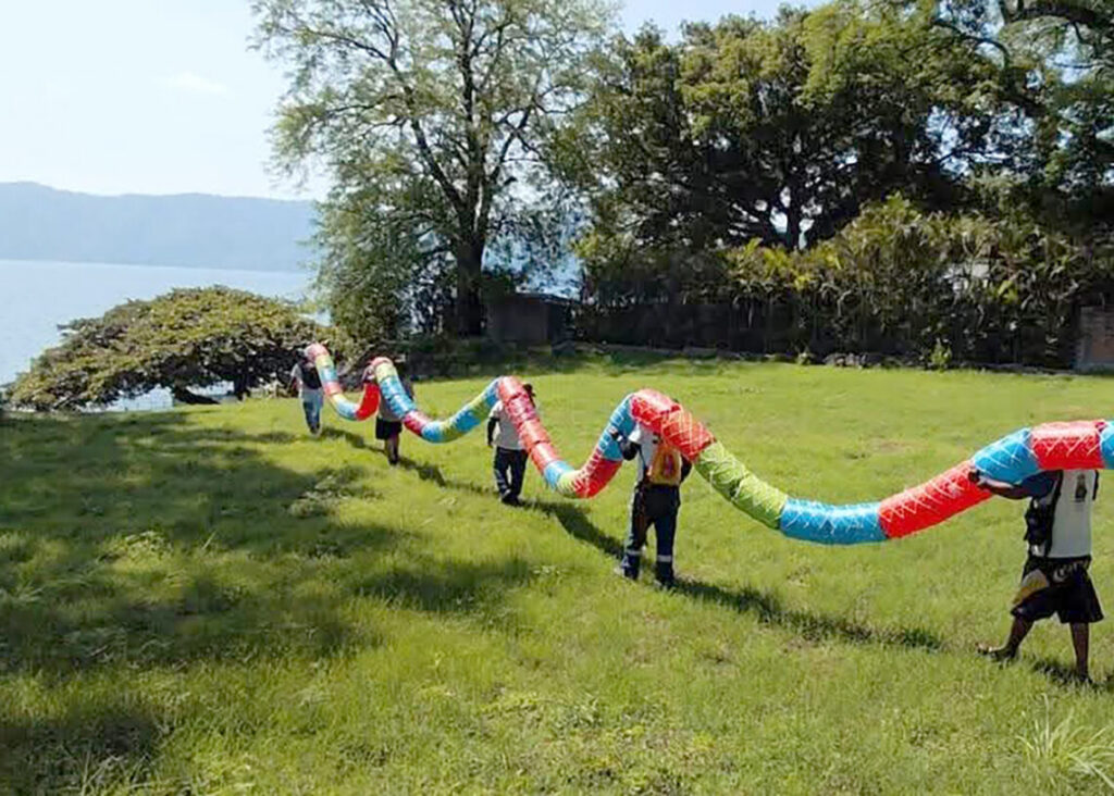 INSTALAN ECOBORDAS PARA PROTEGER EL LAGO DE COATEPEQUE