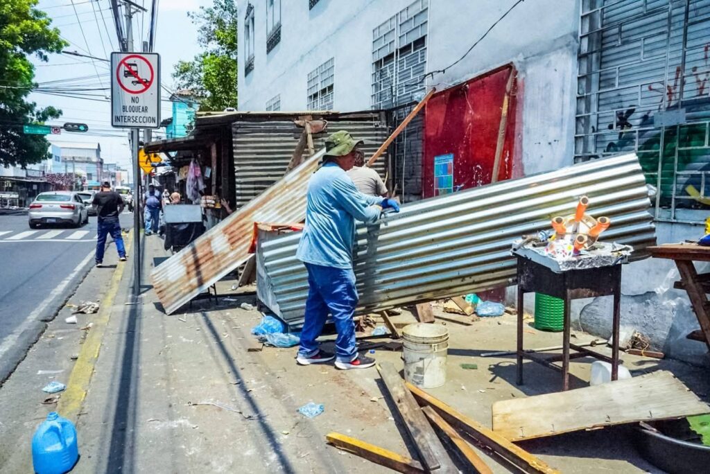 COMERCIANTES RETIRAN SUS PUESTOS DEL CENTRO HISTÓRICO DE SAN SALVADOR