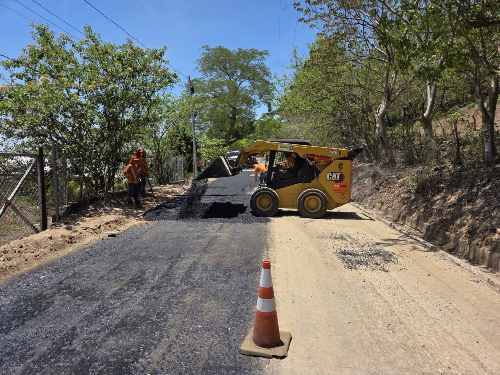 MANTIENEN TRABAJOS DE INTERVENCIÓN EN CALLE HACIA OLOMEGA PARA GARANTIZAR LA CONECTIVIDAD