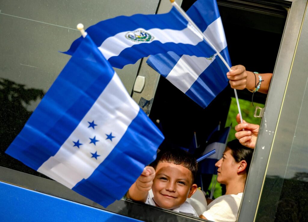 EMOCIONADOS Y SONRIENTES, ESTUDIANTES CRUZAN DESDE HONDURAS PARA EL PAQUETE ESCOLAR
