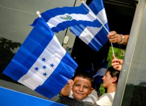 EMOCIONADOS Y SONRIENTES, ESTUDIANTES CRUZAN DESDE HONDURAS PARA EL PAQUETE ESCOLAR