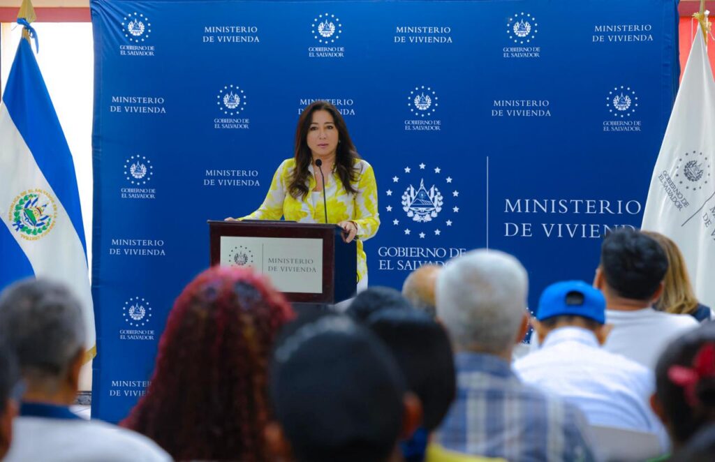 154 FAMILIAS RECIBEN ESCRITURAS DE PROPIEDAD EN 10 DEPARTAMENTOS
