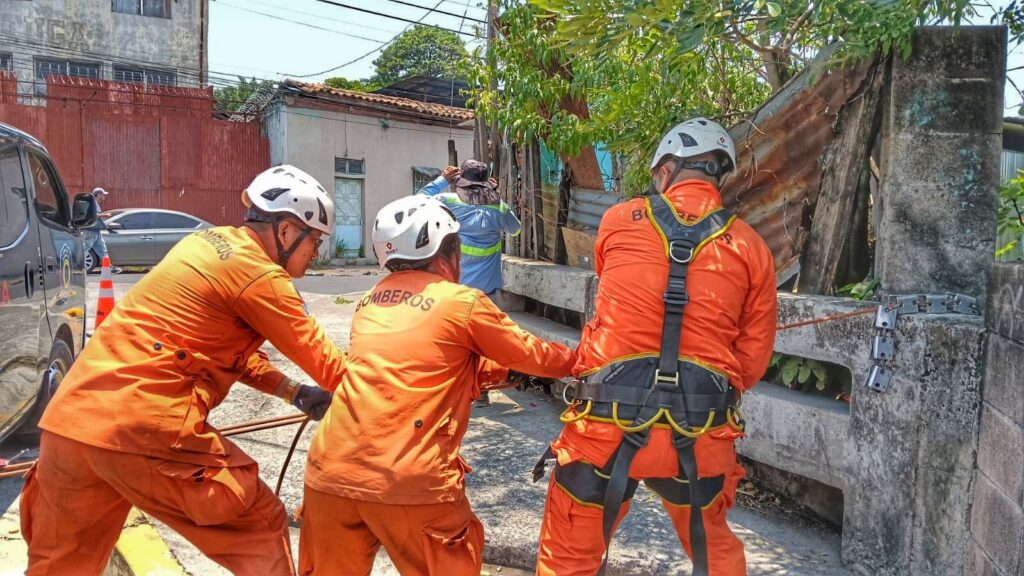 CUERPO DE BOMBEROS RESCATAN A CANINO QUE CAYÓ EN UNA QUEBRADA EN SAN SALVADOR CENTRO