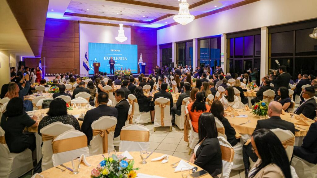 GOBIERNO DESTACA INICIATIVAS ACADÉMICAS DURANTE PREMIOS A LA EXCELENCIA DE EDUCACIÓN SUPERIOR