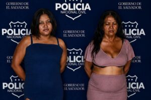 MUJERES TERMINAN DETENIDAS TRAS PELEA POR UN CLIENTE EN SONSONATE
